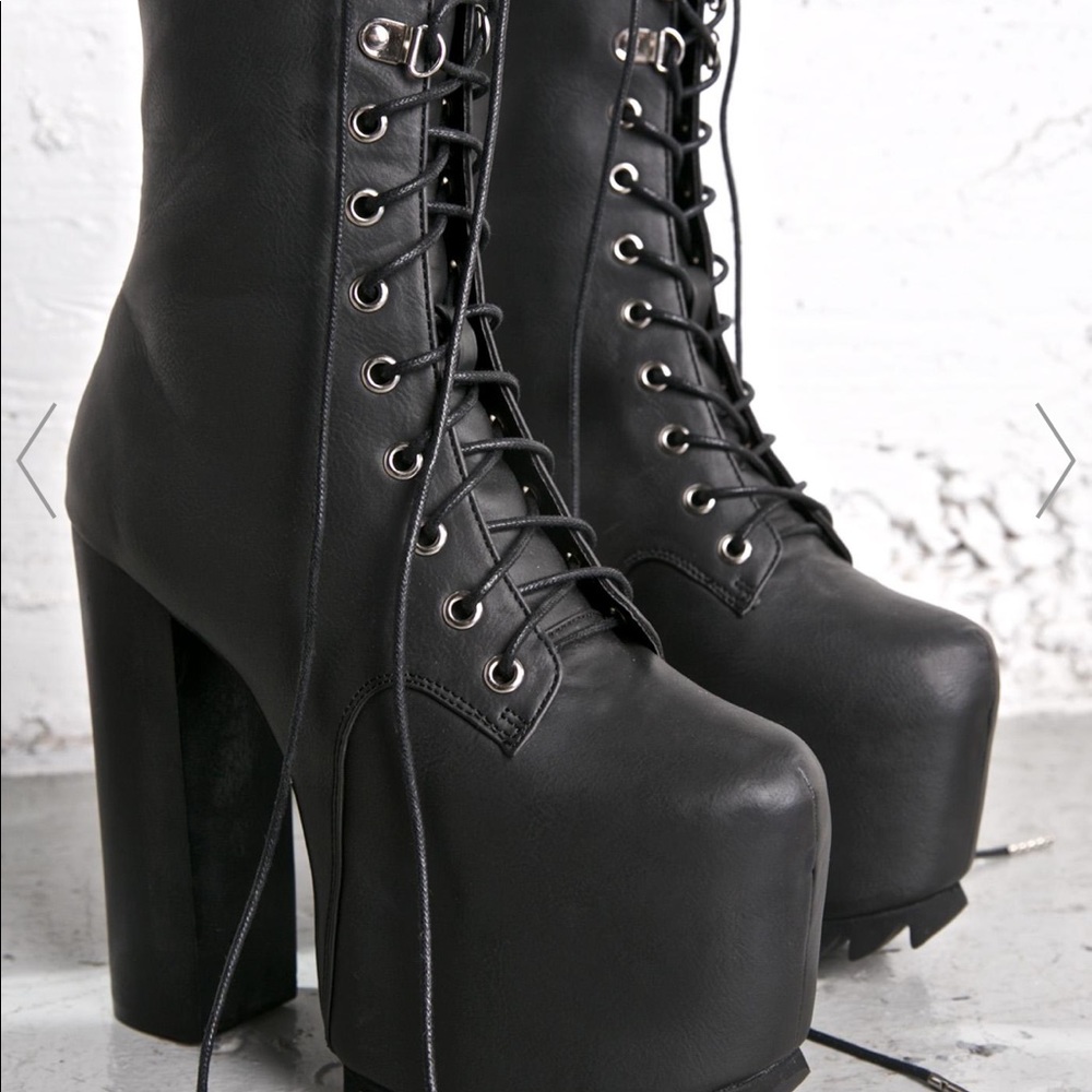 Current mood boots size 9
